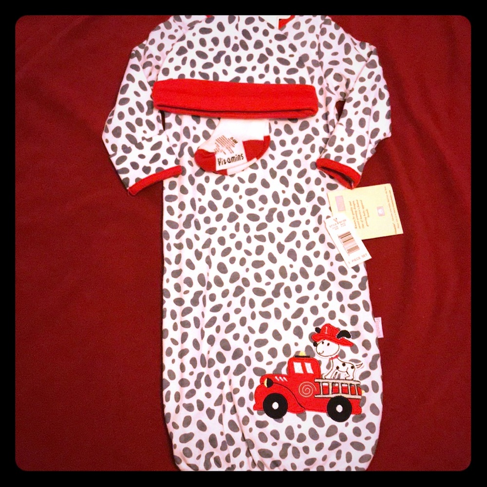 NWT Vitamins Baby 0-6 Month Gown Set
